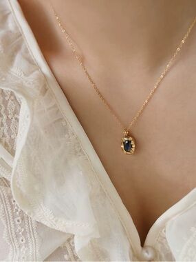 18K Gold Plated Vintage-Inspired Oval Black Stone Pendant Necklace